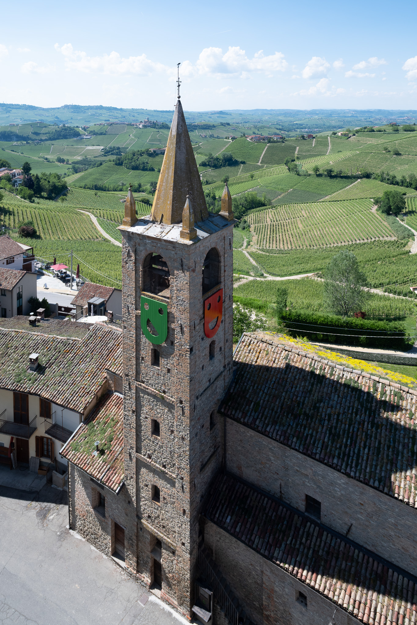 Moodclock and Tenuta Cucco: in Serralunga d’Alba, art and wine engage in dialogue through bell towers and castles.